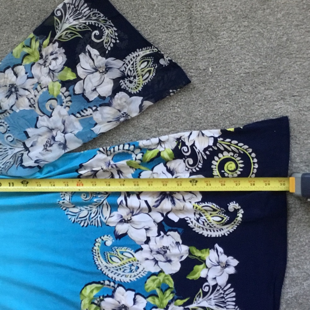 JM Collection Ladies/Women’s Top size 1X. Beautiful blues, Polyester & Spandex - Picture 6 of 8